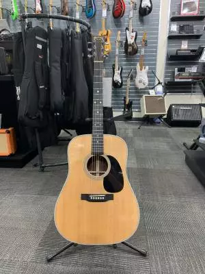 Martin Guitars - D-28 2017
